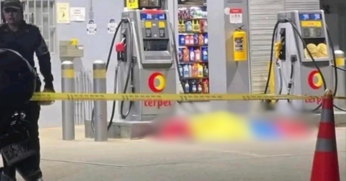 El cuerpo de la joven fue cubierto con una bandera de Colombia. FOTO: CORTESÍA