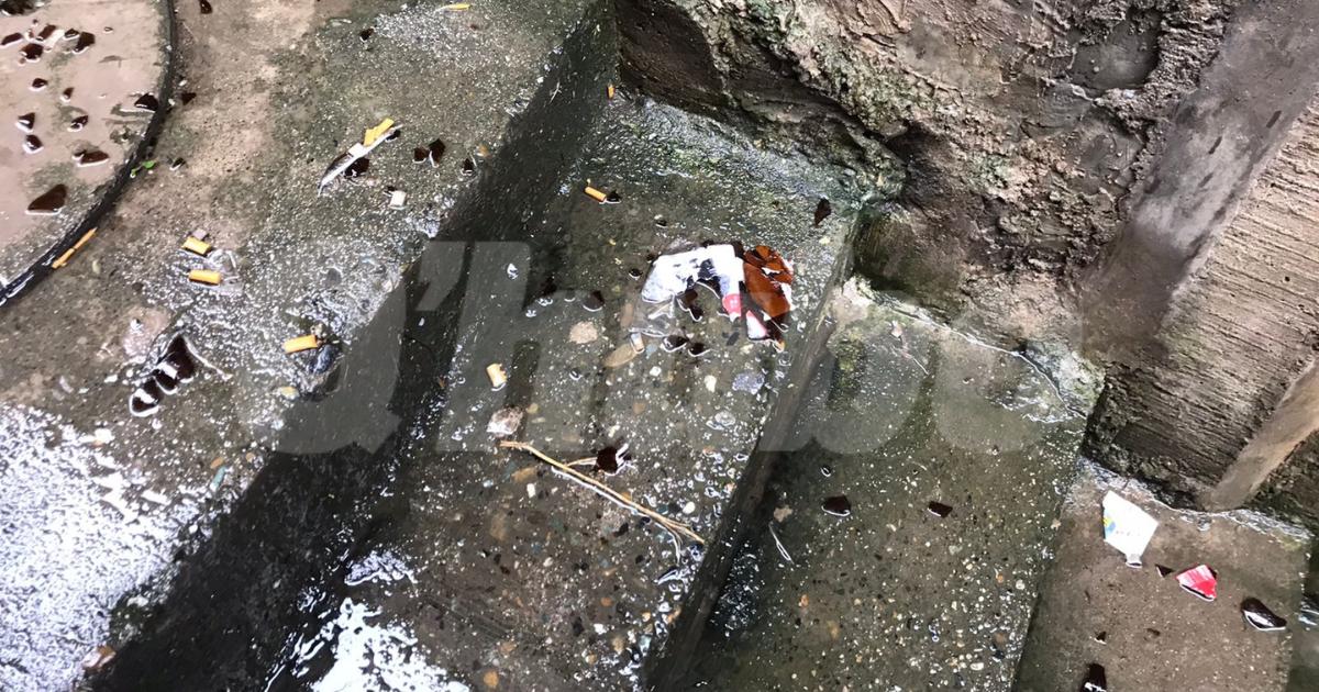 Restos de botellas quebradas, al parecer, producto de la riña. FOTO: LAURA ROSA JIMÉNEZ