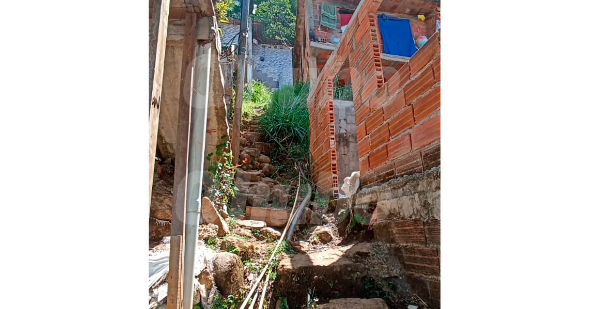 En estas escaleras, del sector La Peña, Julián se desplomó tras intentar pedir ayuda. /FOTO: ALEJANDRA MORALES RÍOS.