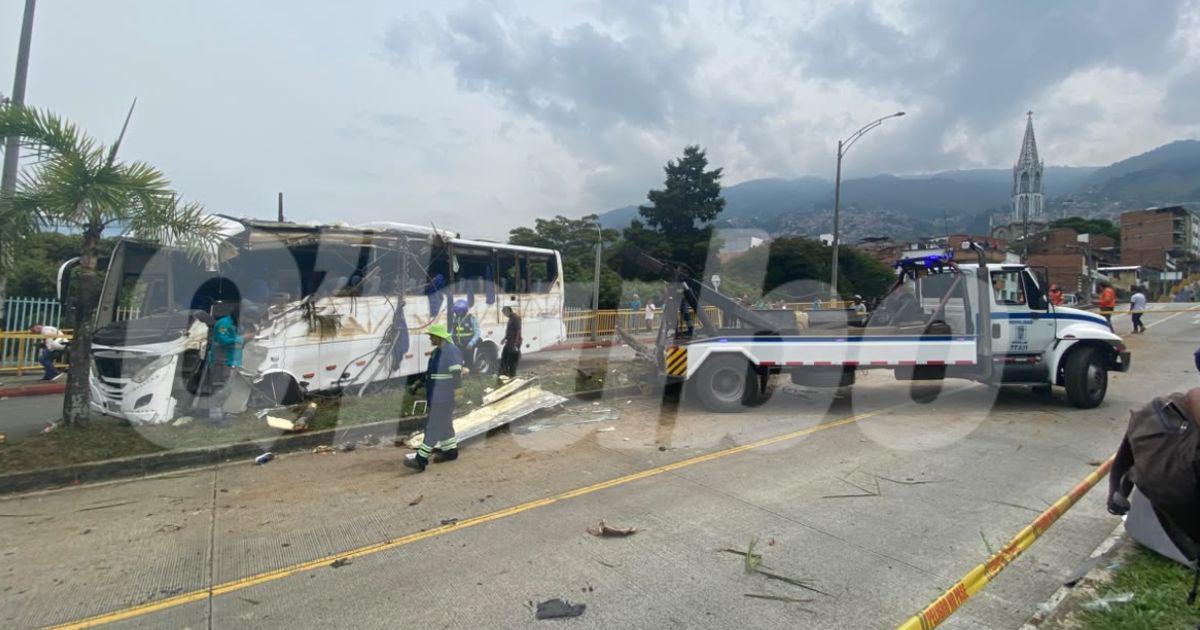 Una grúa atendió el llamado para remolcar el bus accidentado. FOTO: ALEJANDRO ZAPATA