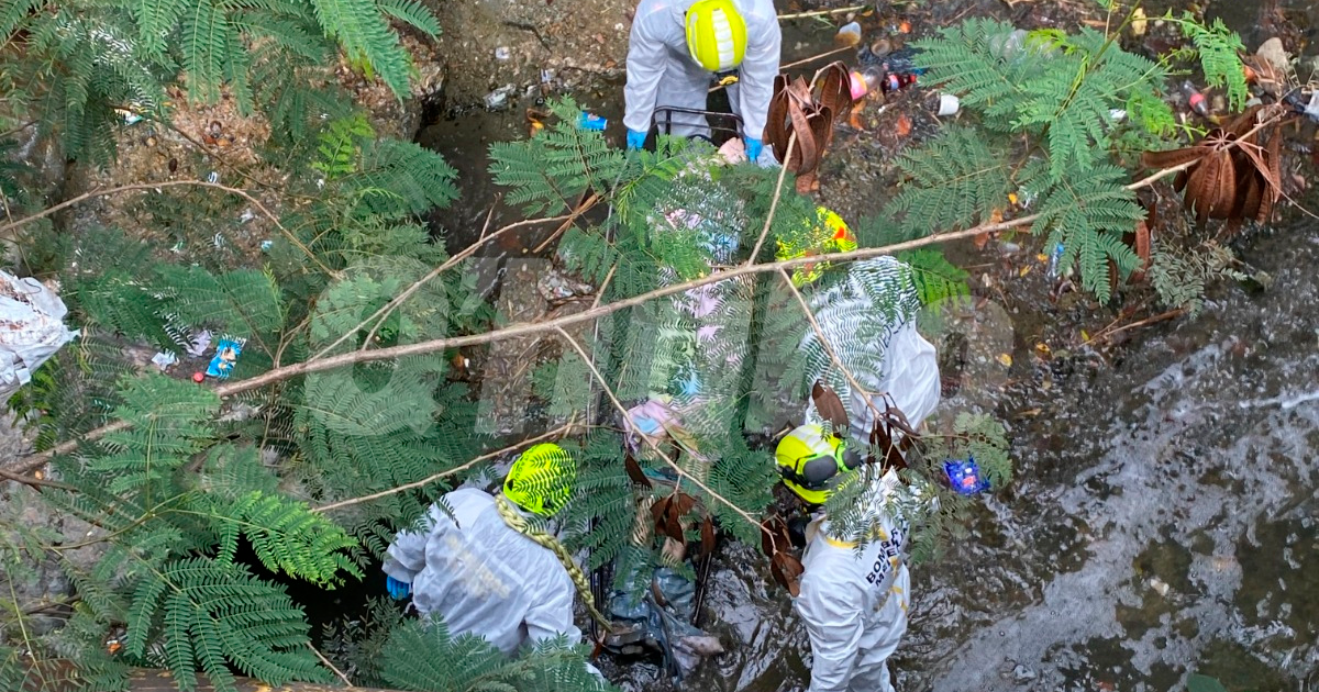 Los bomberos sacaron el cuerpo de la quebrada.