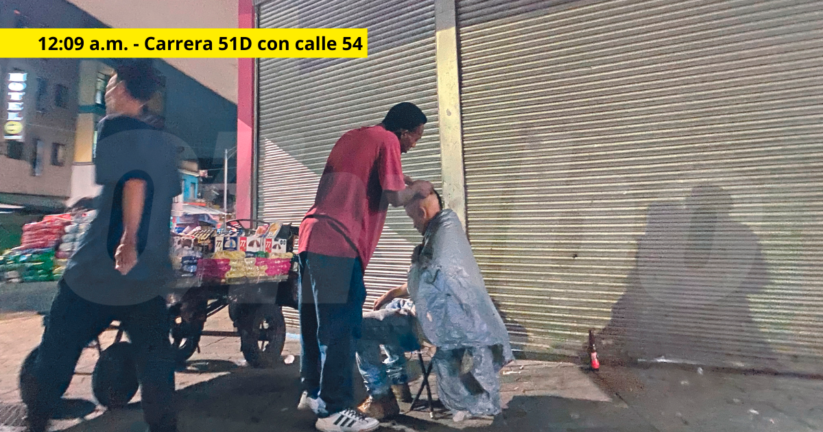 En plena acera y a medianoche, fue el momento indicado para quitarse unos cuantos pelos de encima antes de retomar labores. / FOTO: ANDRÉS FELIPE OSORIO.