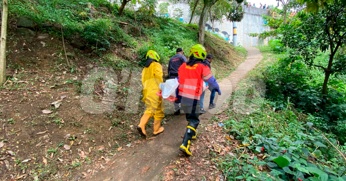 Los bomberos sacaron el cadáver de la quebrada.
