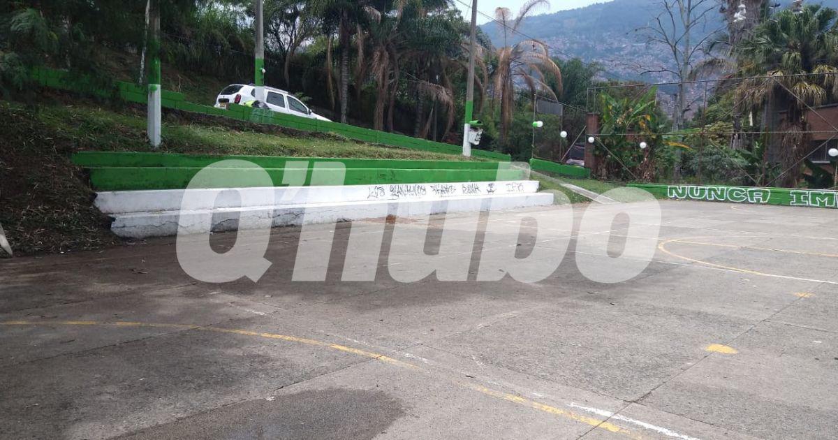 La víctima estaba en las graderías de la cancha polideportiva. FOTO: GUILLERMO OSPINA MUÑOZ