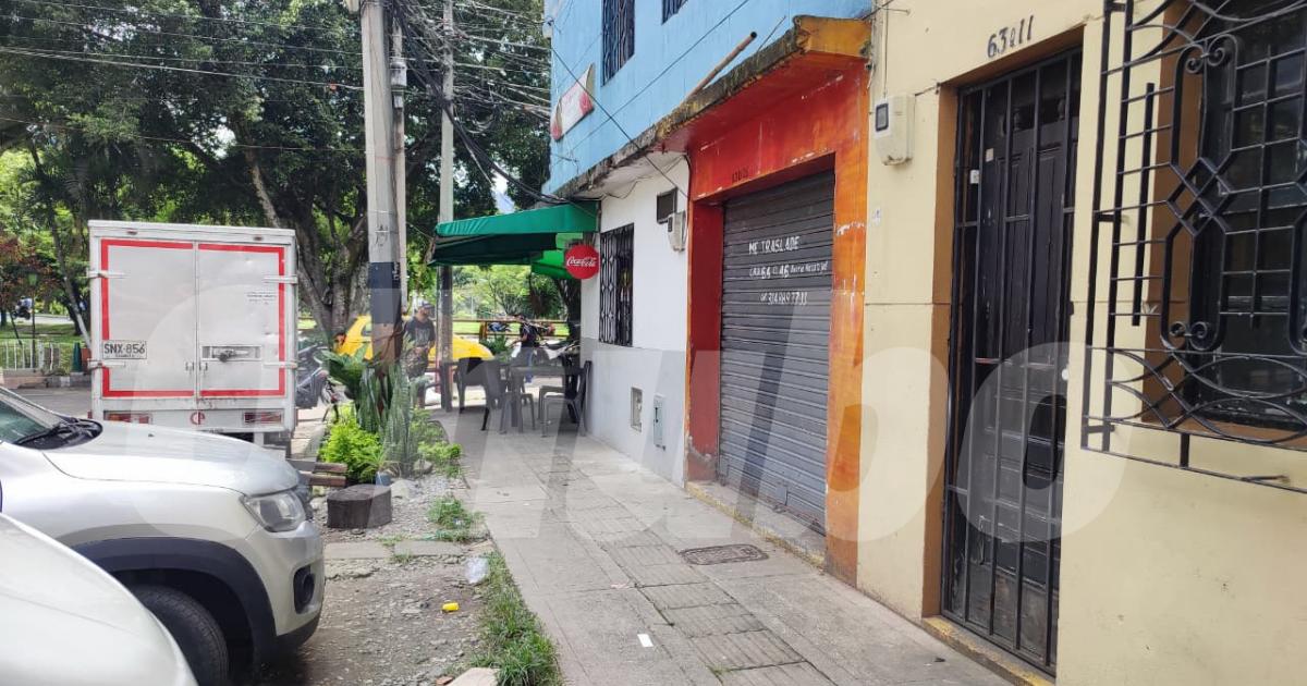Hasta esta acera llegó herido Jhon Jairo en la mañana de ayer. Allí se desplomó y murió.<b><span class=mln_small-caps_mln>/ FOTO: ANDRÉS GARCÍA HERNÁNDEZ</span></b>