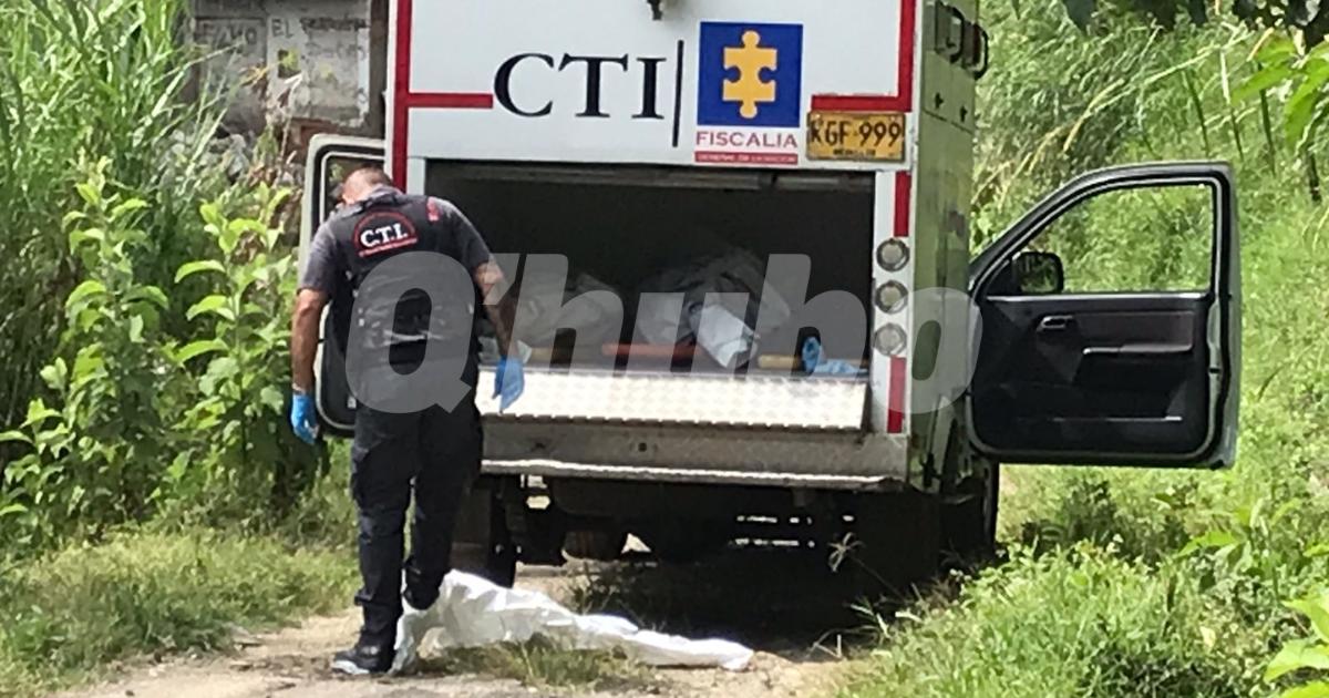 Carro del CTI con los cuerpos hallados en Altavista. FOTO: LAURA ROSA JIMÉNEZ