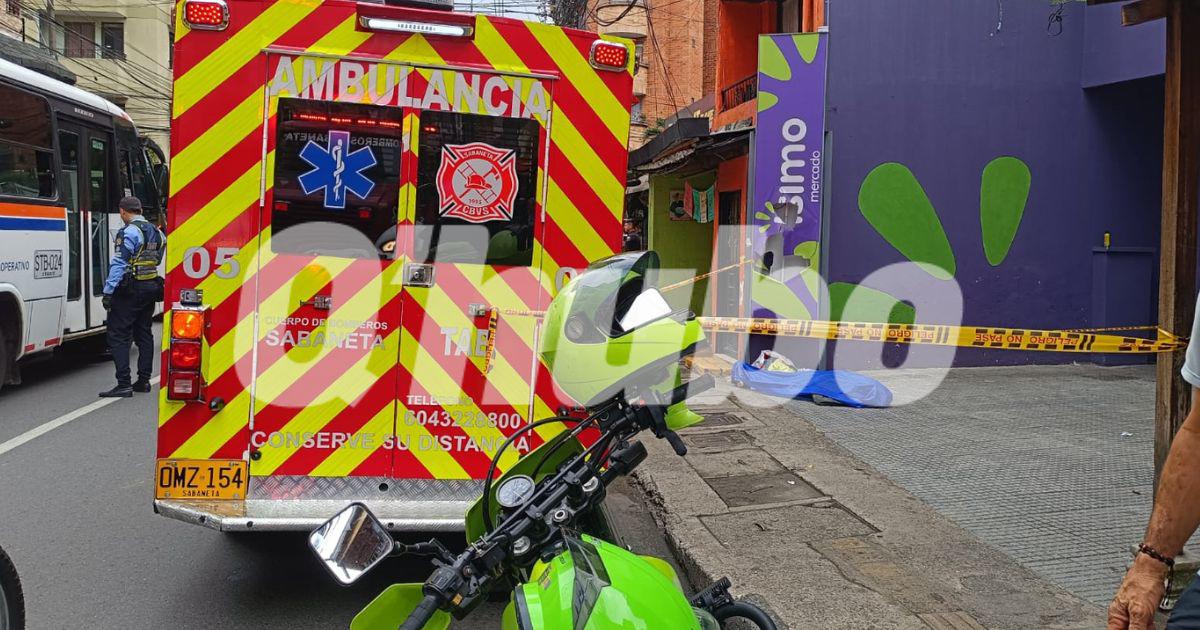 Al lugar se desplazó una ambulancia, pero el hombre ya estaba sin vida. FOTO: CRISTIAN VÁSQUEZ