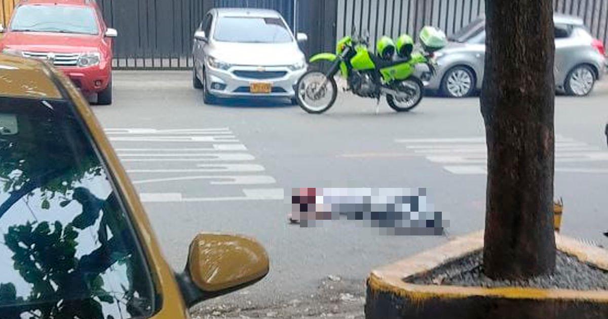 El cuerpo sin vida de este hombre quedó tendido en plena vía pública. /FOTO: CORTESÍA DENUNCIAS ANTIOQUIA