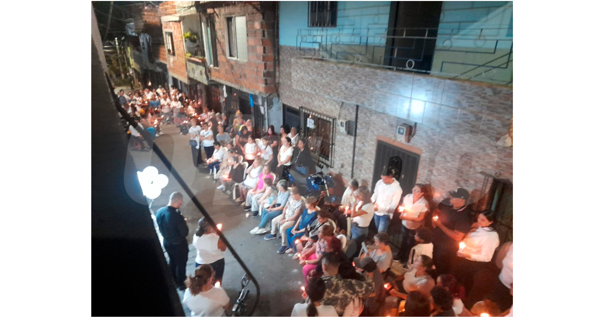 Solo buenos recuerdos y mensajes de tristeza por la trágica pérdida, se escucharon en medio de la velatón que realizaron los vecinos de este sector de Belén. / FOTO: CORTESÍA.