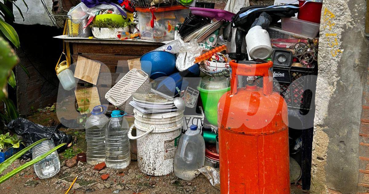 Algunos de los enseres que lograron sacar de la vivienda. FOTO: FAISURY SANCHEZ