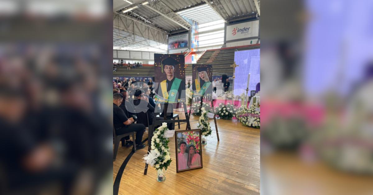 Homenaje póstumo a los 16 jóvenes del Liceo. FOTO: SINDY VALLE