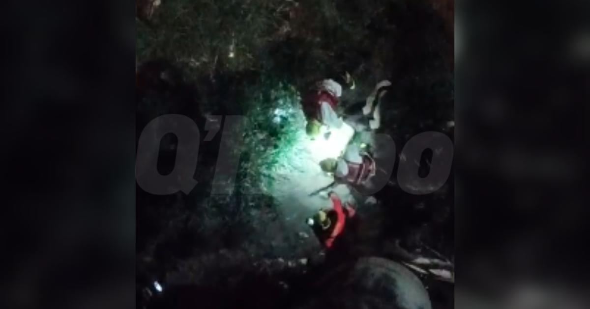 Extracción del cuerpo hallado en el río. FOTO: CORTESÍA