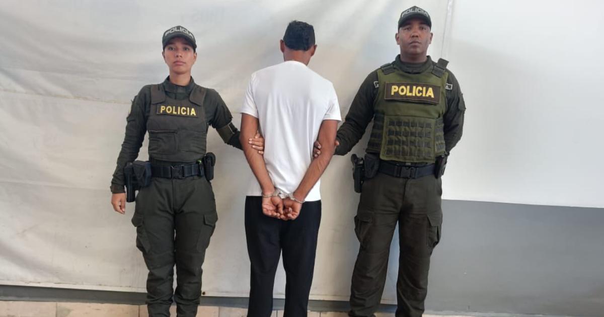 Tras su entrega, José Miguel quedó en calidad de detenido. <b><span class=mln_small-caps_mln>/FOTO: X@AndresJRendonC</span></b>