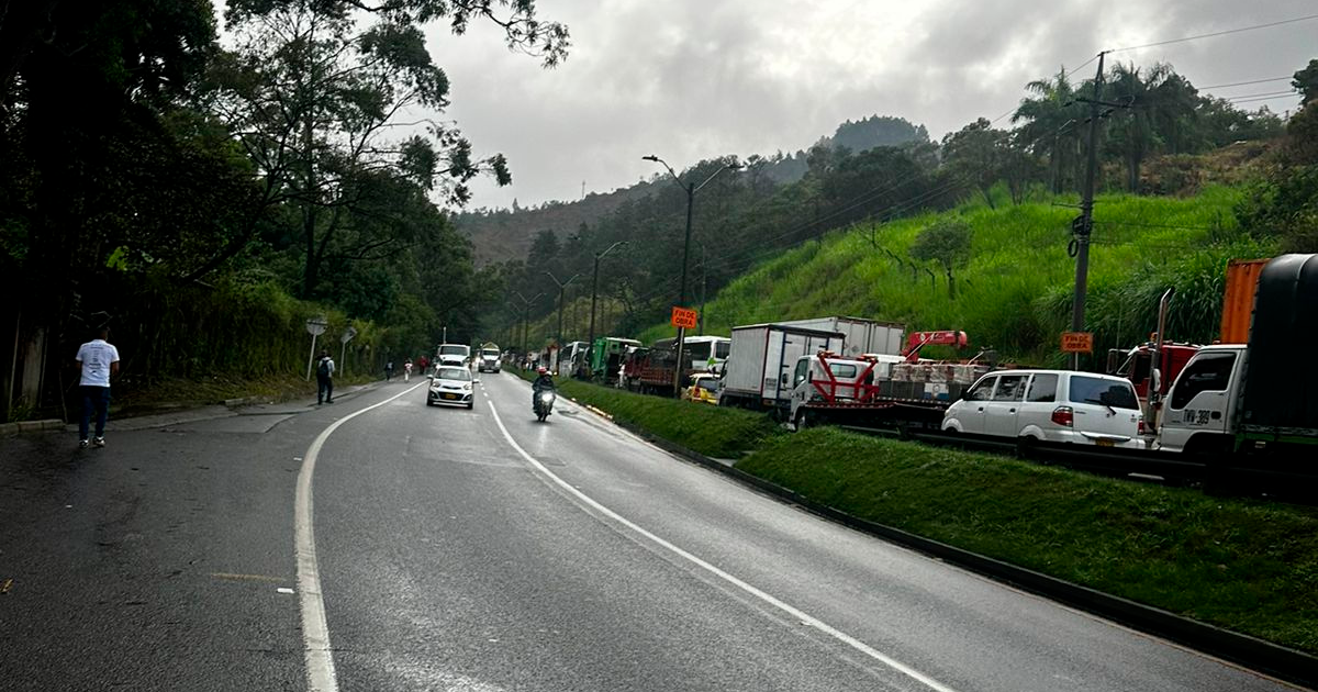 Así está la movilidad a la altura de Zamora. Las personas se empezaron a bajar de los vehículos. <b><span class=mln_small-caps_mln>/FOTO: CORTESÍA</span></b>