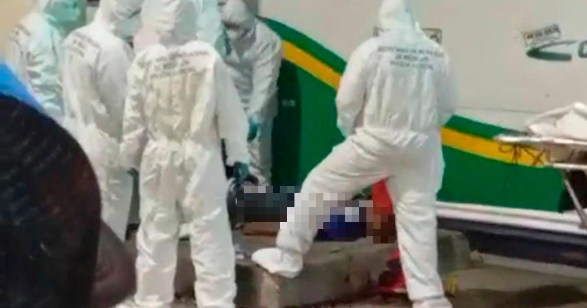 Agentes judiciales realizaron la inspección técnica del cuerpo del motociclista fallecido. /FOTO: TOMADA DE FACEBOOK PRENSA PAISA