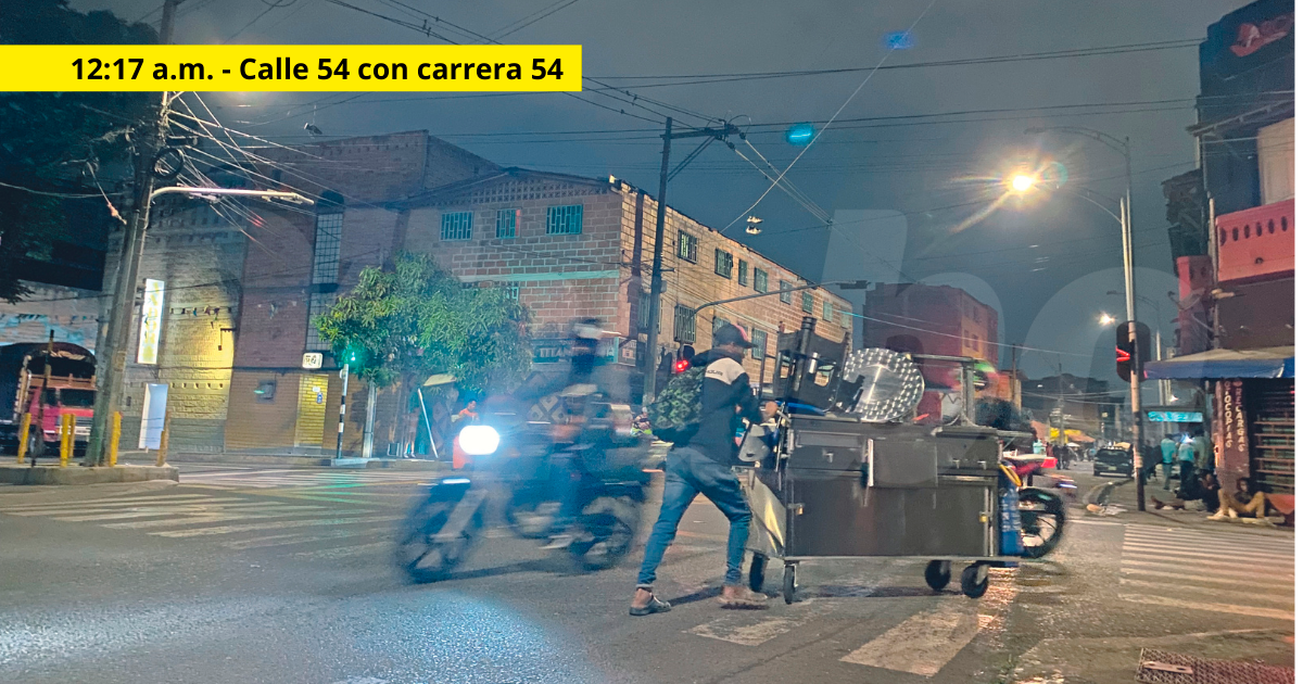 Gran parte de la gastronomía callejera comienza a cerrar pasada la medianoche. Otros sí deciden quedarse hasta vender toda la comida. / FOTO: ANDRÉS FELIPE OSORIO.