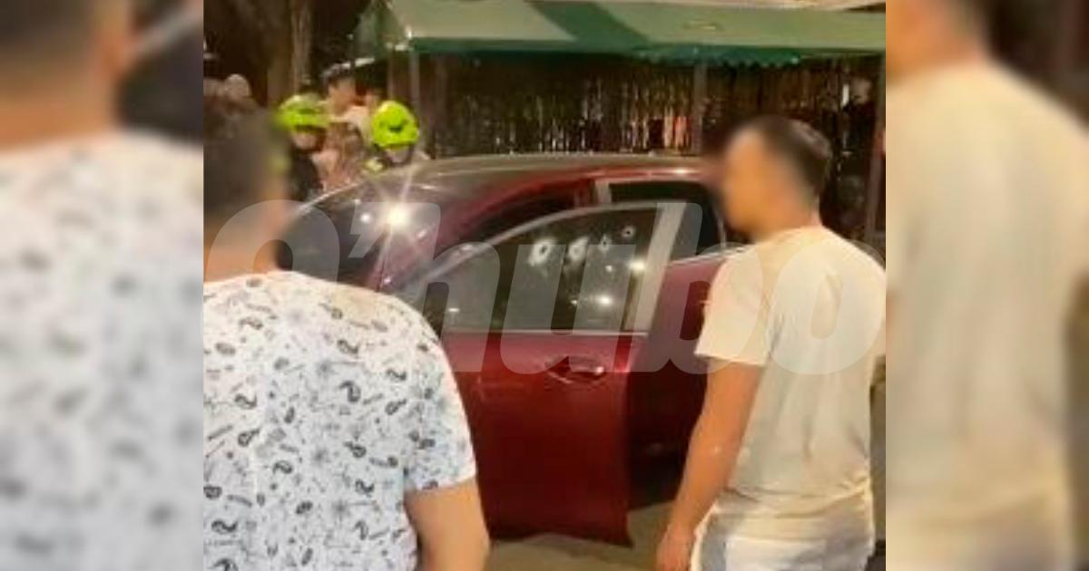 En los vidrios del carro quedaron las marcas de los balazos. /FOTO: CAPTURA DE VIDEO