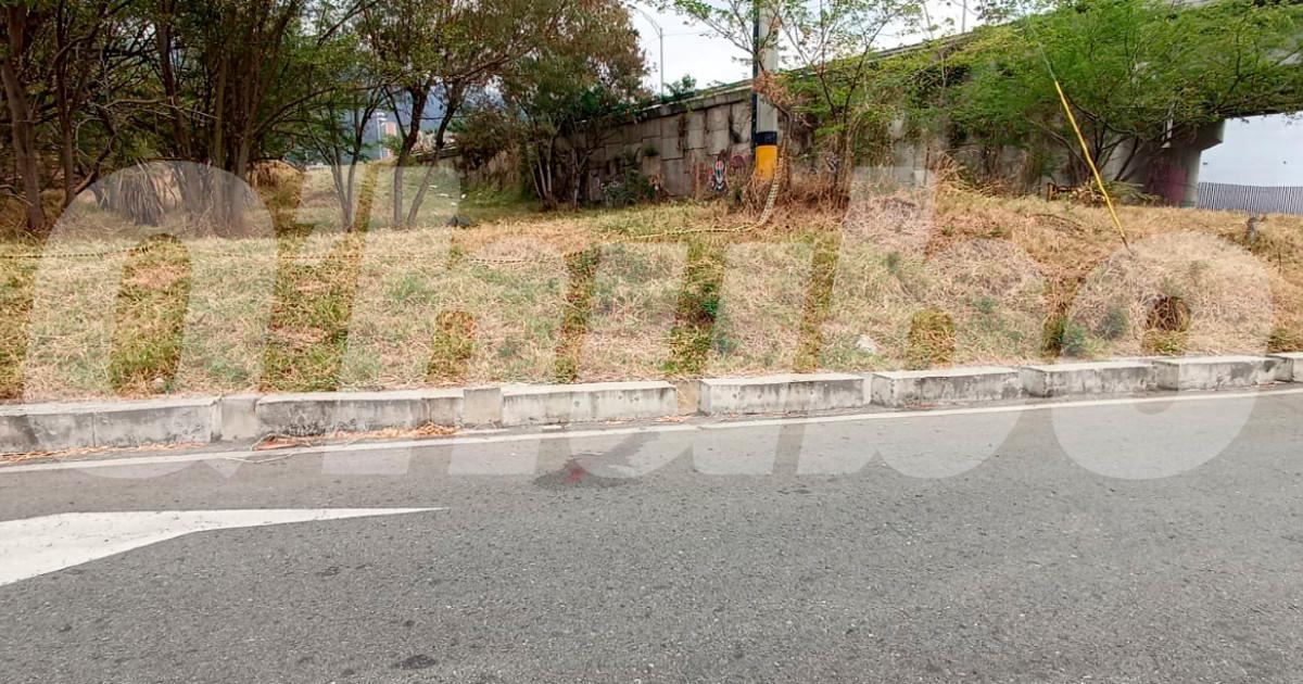 En esta vía a la Uva de Aguas Claras, en Bello, encontraron un cuerpo envuelto en sábanas. /FOTO: ALEJANDRA MORALES RÍOS