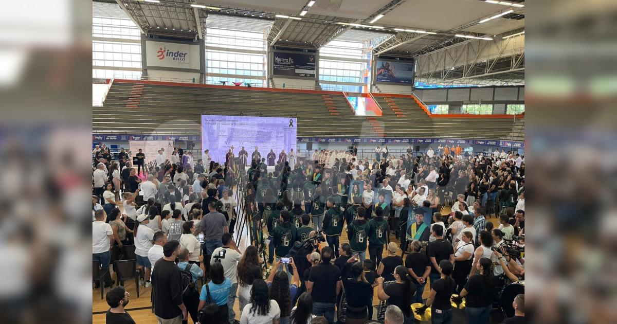 Homenaje póstumo a los 16 jóvenes del Liceo. FOTO: SINDY VALLE