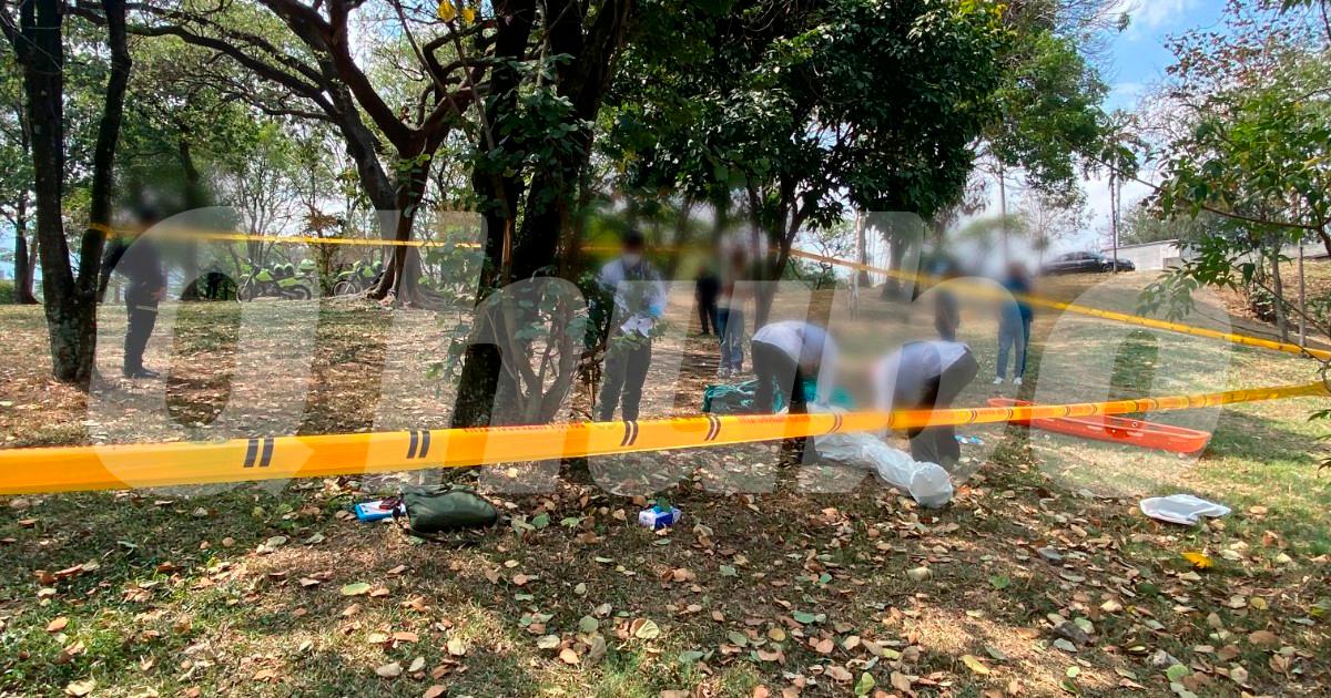 En esta zona verde del sector de El Chagualo, por el puente Horacio Toro, encontraron muerto a Alejandro Vargas. / FOTO: ANDRÉS FELIPE OSORIO GARCÍA