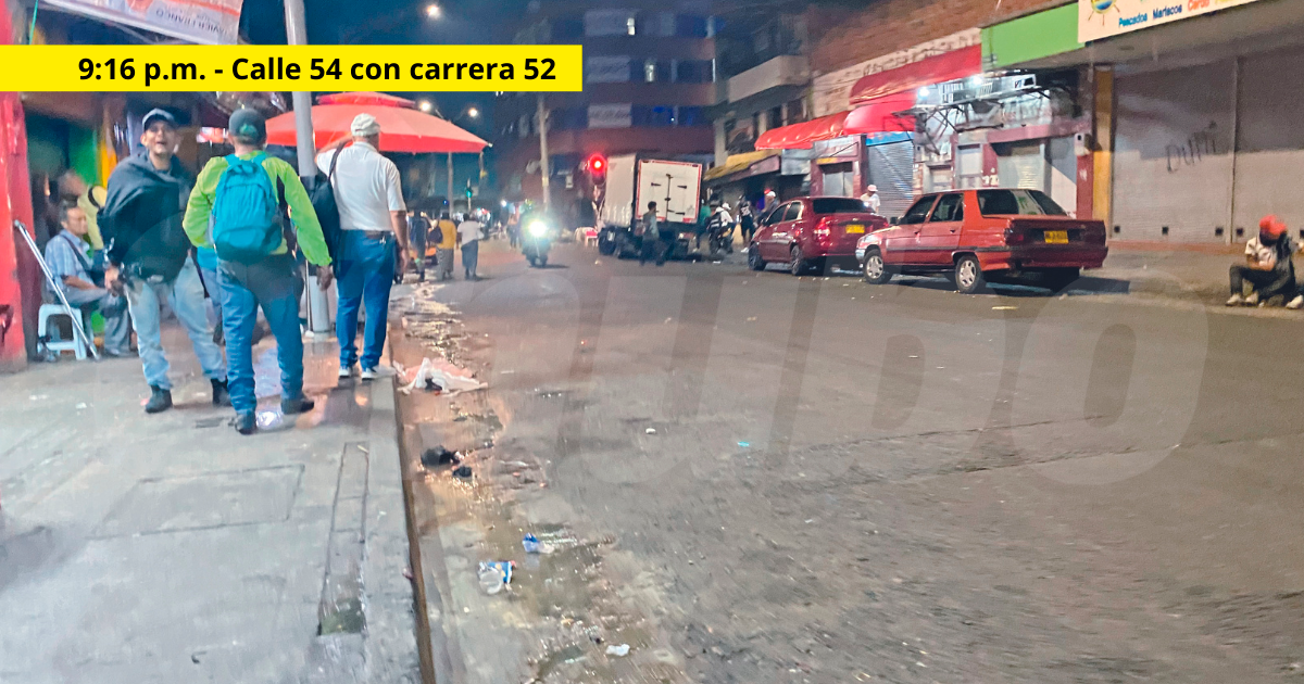 Con el transcurrir de las horas varias calles comienzan a quedarse sin población flotante, quedando a merced de los habitantes en condición de calle. / FOTO: ANDRÉS OSORIO.
