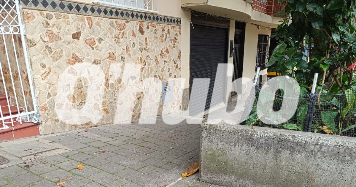 En este lugar fue donde la víctima se desplomó por la gravedad de las heridas y murió. FOTO: CRISTIAN VÁSQUEZ