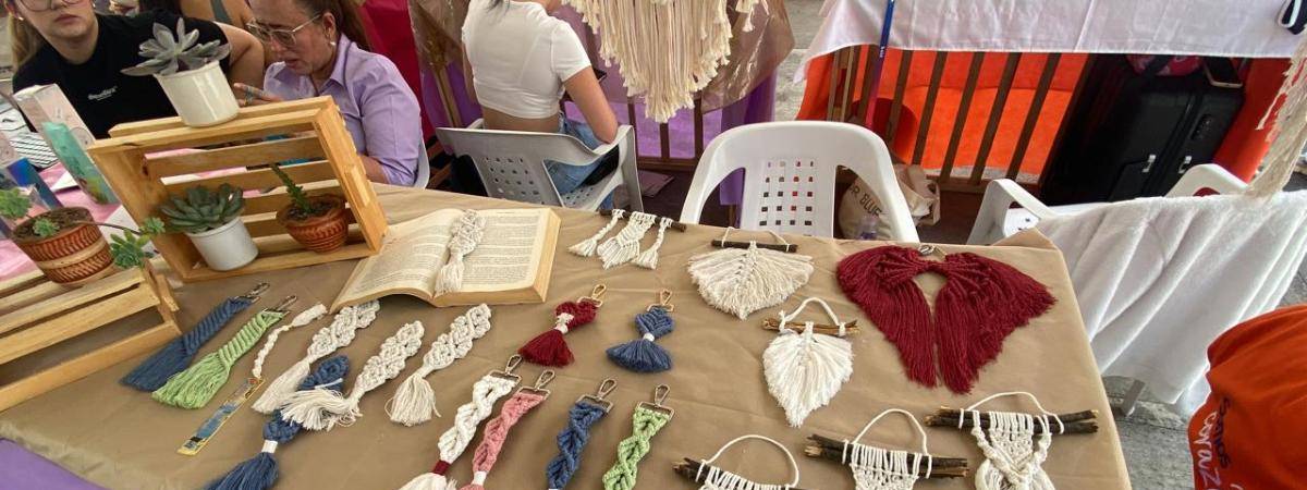 Alexánder, un emprendedor que le da vida y espiritualidad al macramé