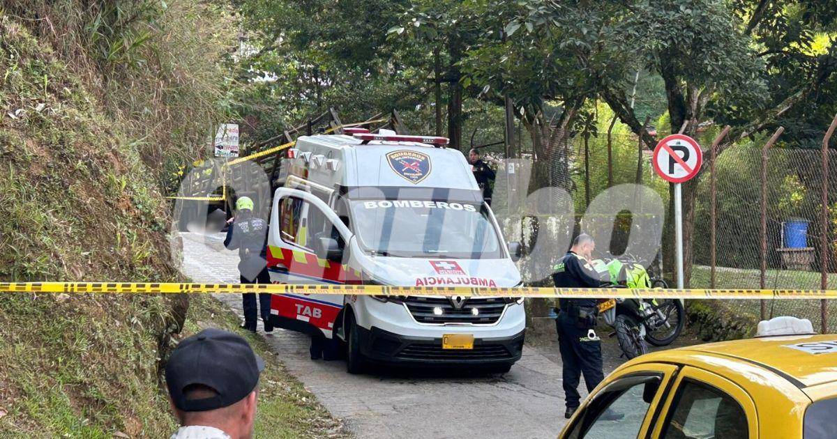 Momento en el que las autoridades encuentran al hombre tendido en la vía. FOTO: CORTESÍA JOSÉ VALDÉS
