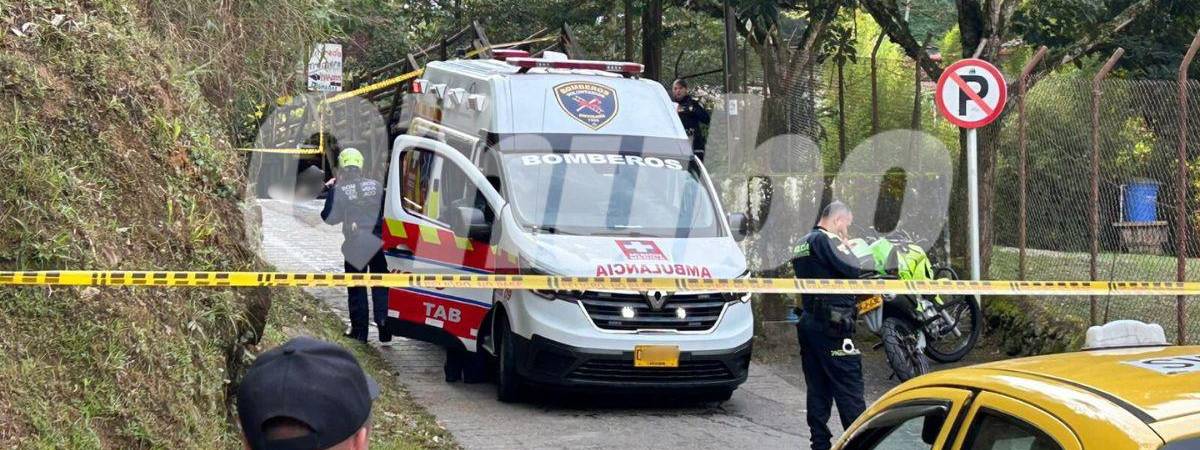 Momento en el que las autoridades encuentran al hombre tendido en la vía. FOTO: CORTESÍA JOSÉ VALDÉS