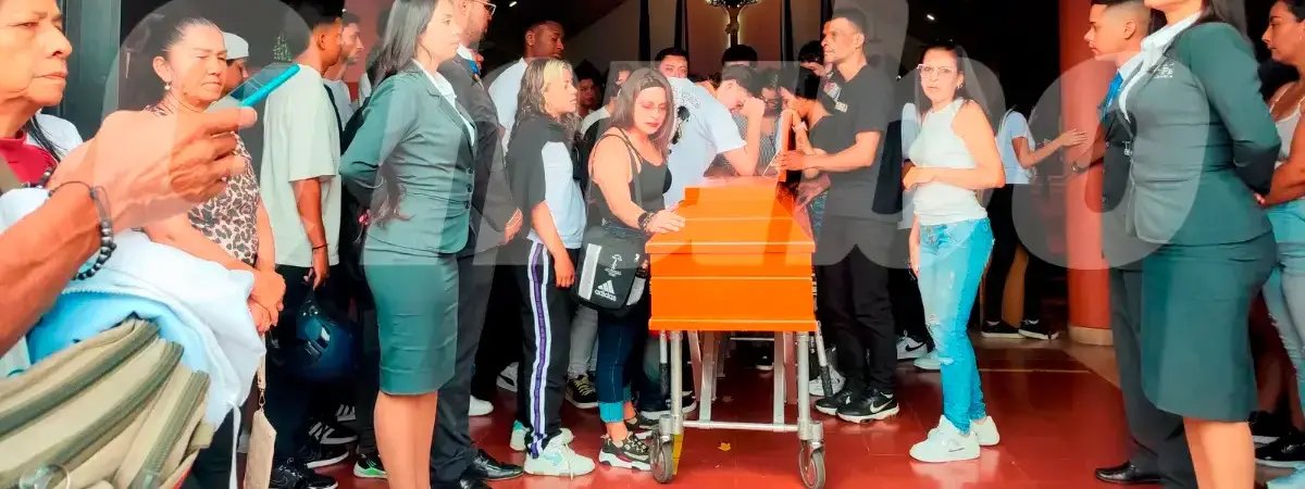 Así despidieron a Yesli en la parroquia del barrio Andalucía, quien se había acabado de graduar del colegio y trabajaba en un local de comidas rápidas. /FOTO: ANDRÉS FERNANDO GARCÍA 