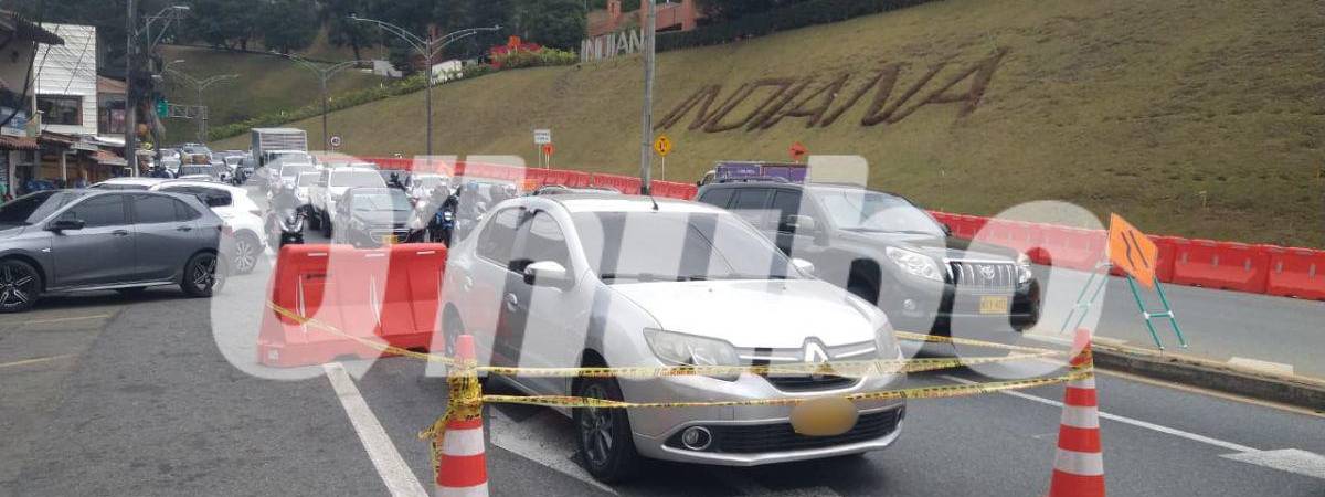 Este fue el carro que los asesinos dejaron abandonado antes de ingresar a la glorieta de Sancho Paisa. FOTO: GUILLERMO OSPINA