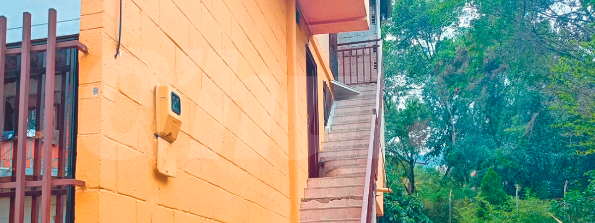 En este segundo piso encontraron sin vida a esta mujer después del mediodía del jueves anterior. No tenía signos de violencia visibles. / FOTO: SUSANA COGUA.