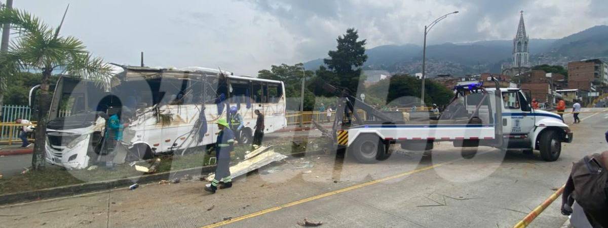 Una grúa atendió el llamado para remolcar el bus accidentado. FOTO: ALEJANDRO ZAPATA
