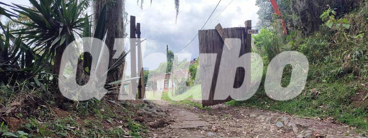 En la casas donde vivían la menor funciona una gallera. /FOTO: ANDRÉS GARCÍA