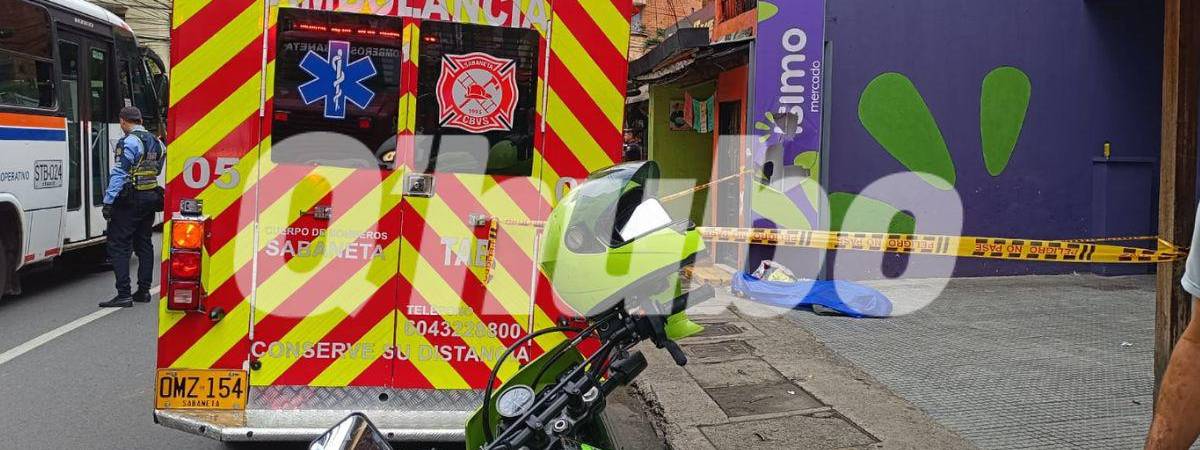 Al lugar se desplazó una ambulancia, pero el hombre ya estaba sin vida. FOTO: CRISTIAN VÁSQUEZ