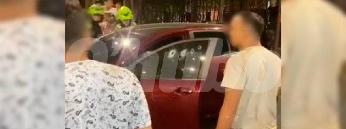 En los vidrios del carro quedaron las marcas de los balazos. /FOTO: CAPTURA DE VIDEO