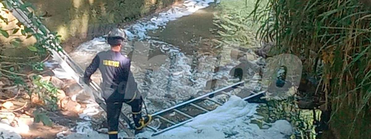 Bomberos llegando al lugar donde estaba el hombre. /FOTO: Q’HUBO