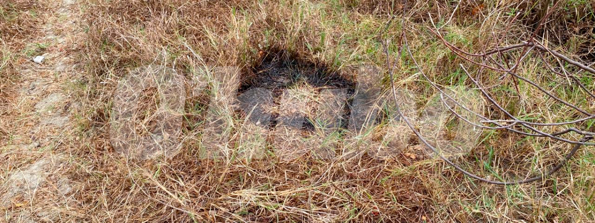En el lugar en el que fue hallado el cadáver quedó un quemón generado por el sol y los líquidos que soltó el cuerpo. /FOTO: ANDRÉS FELIPE OSORIO GARCÍA