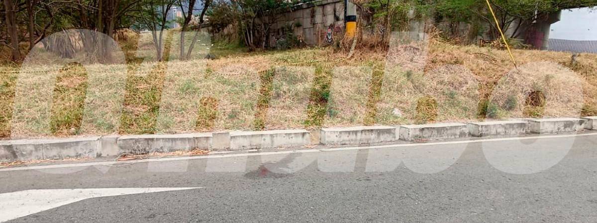 En esta vía a la Uva de Aguas Claras, en Bello, encontraron un cuerpo envuelto en sábanas. /FOTO: ALEJANDRA MORALES RÍOS 