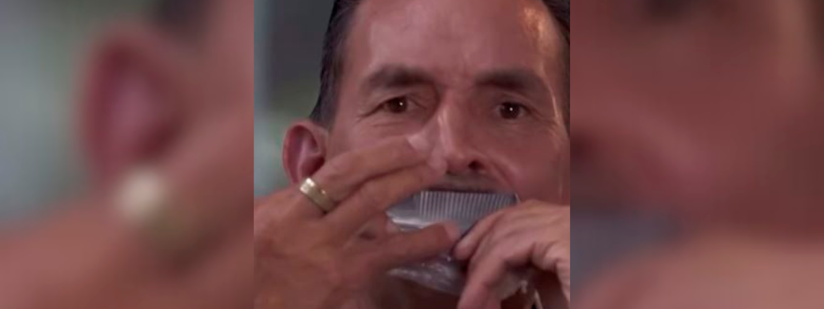 Gabriel Gómez tocando peinilla. /FOTO: CAPTURA DE VIDEO