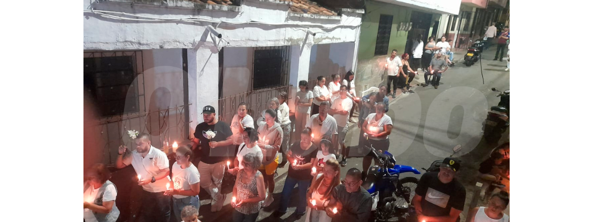 Los vecinos del sector, consternados por el hecho, convocaron la noche del viernes a una velatón, para pedir justicia por la muerte de doña Marta Cecilia. / FOTO: CORTESÍA.
