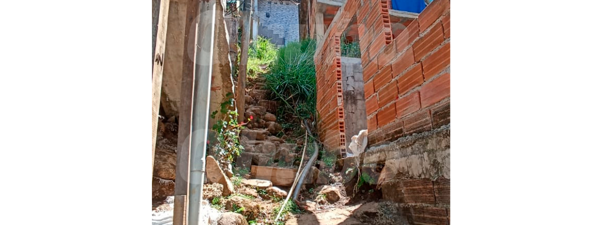 En estas escaleras, del sector La Peña, Julián se desplomó tras intentar pedir ayuda. /FOTO: ALEJANDRA MORALES RÍOS. 