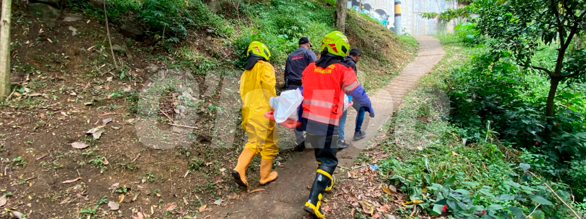 Los bomberos sacaron el cadáver de la quebrada.