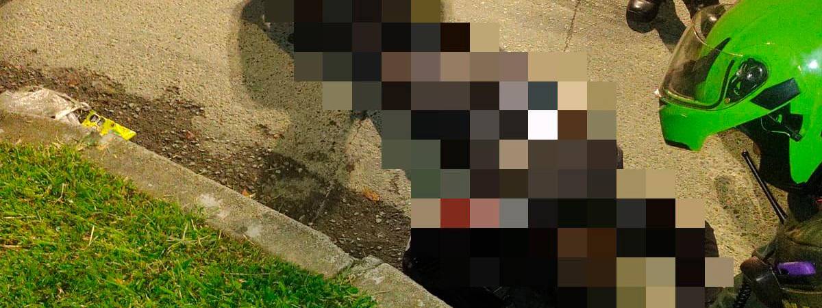 El presunto fletero quedó tendido en plena vía pública. /FOTO: CORTESÍA 