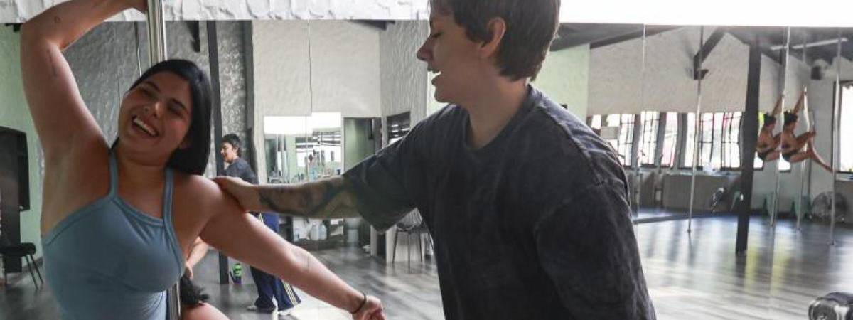 Sandra enseña lo que sabe en LAC, su propio estudio de pole. FOTO: MANUEL SALDARRIAGA