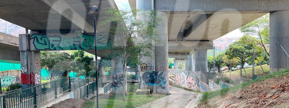 En este lugar, ubicado en los bajos del puente de la Madre Laura, cayó el motociclista. /FOTO: SINDY VALLE 