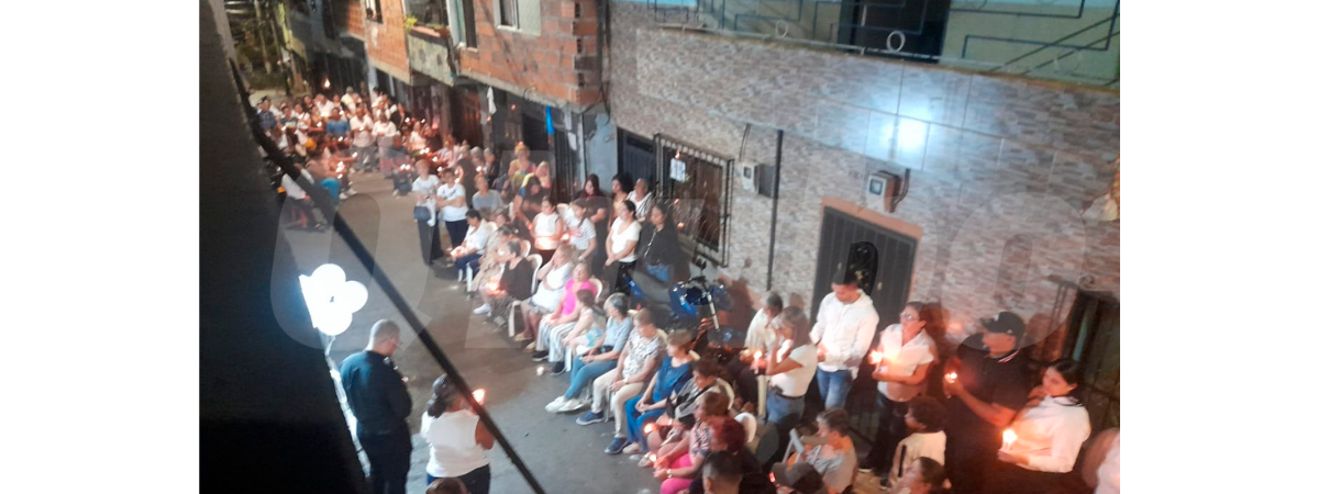 Solo buenos recuerdos y mensajes de tristeza por la trágica pérdida, se escucharon en medio de la velatón que realizaron los vecinos de este sector de Belén. / FOTO: CORTESÍA.