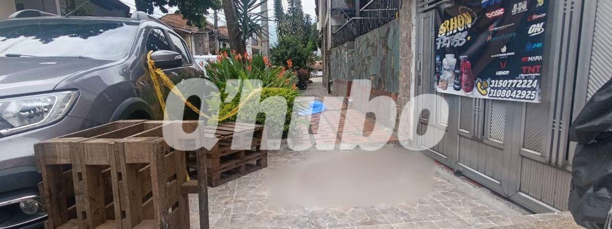 Hasta este garaje llegaron los sicarios en moto para asesinar al hombre. FOTO: ALEJANDRA MORALES