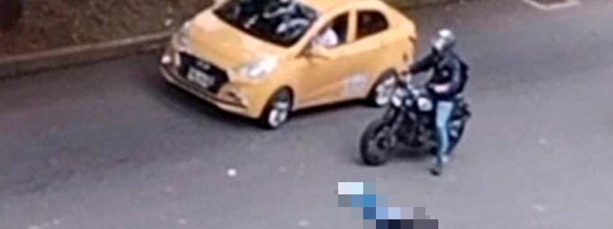 El presunto fletero quedó tendido en plena vía pública. /FOTO: CORTESÍA-DENUCIAS ANTIOQUIA