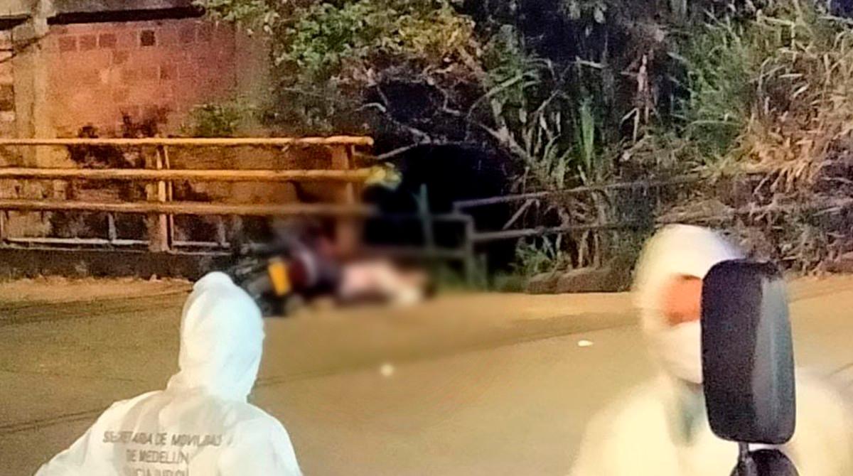 El motociclista quedó tendido en el piso, sin vida. /FOTO: CORTESÍA DENUNCIAS ANTIOQUIA